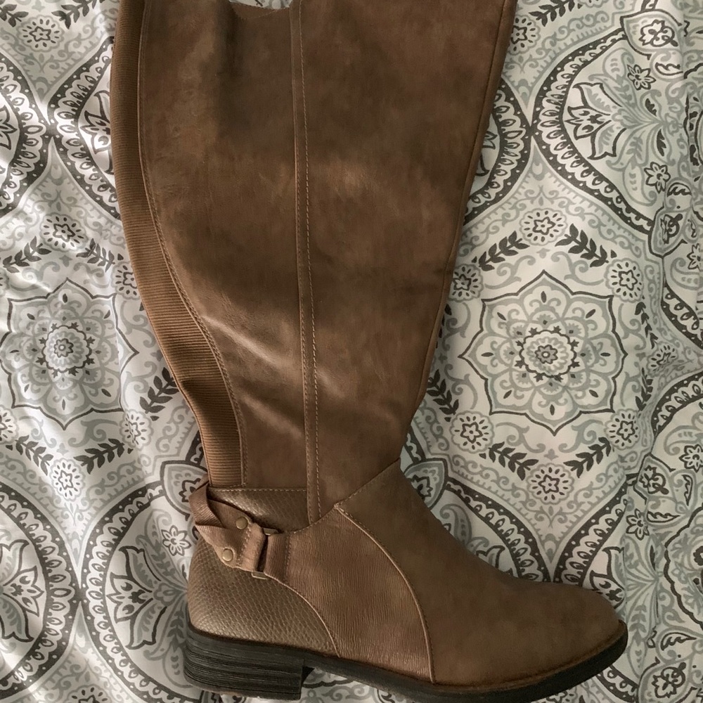 Brand new in box size 7M  wide calf